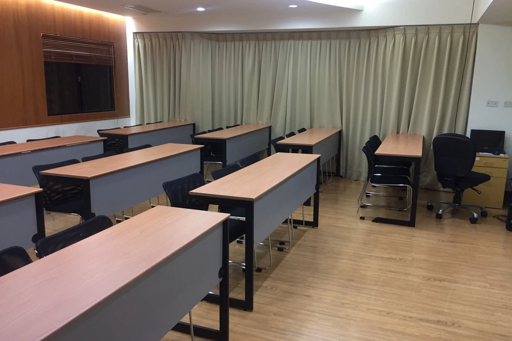 高雄館信義國小站大教室｜捷運5分鐘｜簡約木質風教室空間｜30人座位｜會議簡報首選