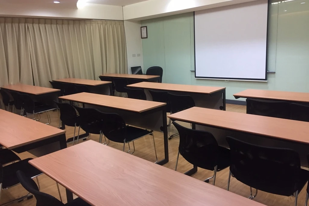 高雄館信義國小站大教室｜捷運5分鐘｜簡約木質風教室空間｜30人座位｜會議簡報首選