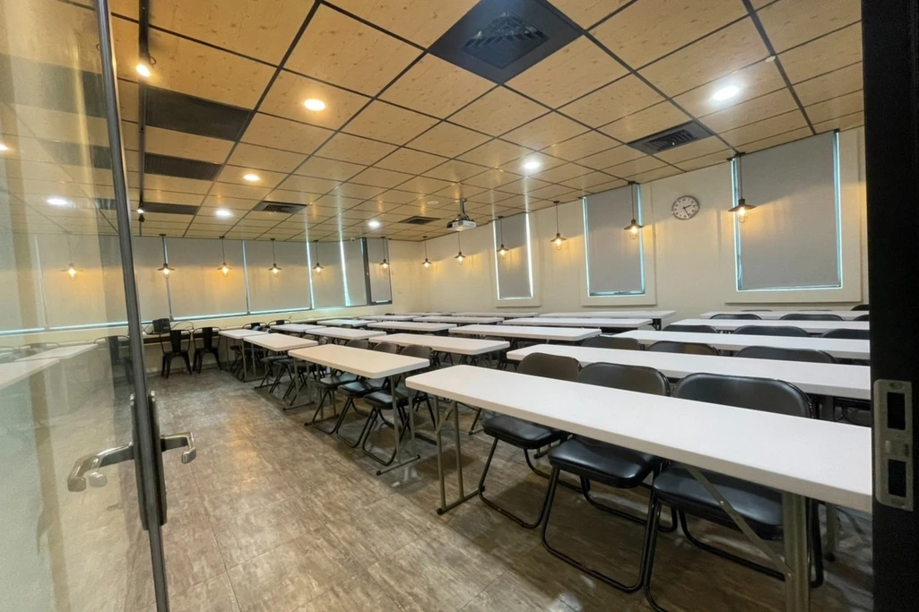 台中44人教室｜捷運文華高中5分鐘｜設備齊全｜適講座發表活動｜大教室
