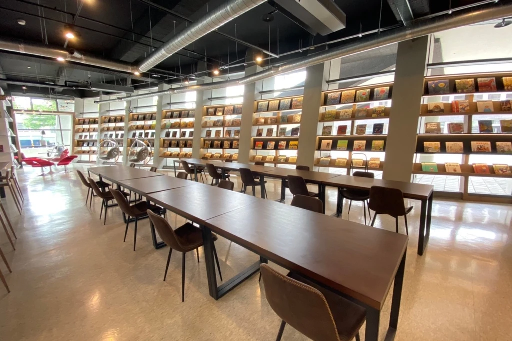 🚶‍♂️民生路書香空間｜會議｜課程｜聚會｜藝文發表首選📚☕｜自然採光｜咖啡｜書牆設計感｜東京潮流世代