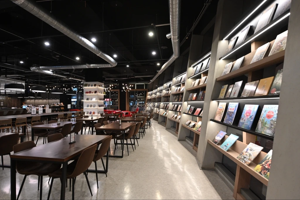 🚶‍♂️民生路書香空間｜會議｜課程｜聚會｜藝文發表首選📚☕｜自然採光｜咖啡｜書牆設計感｜東京潮流世代