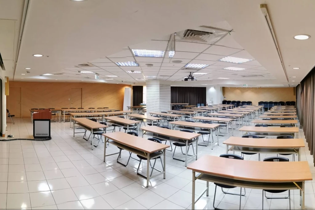 永安市場站步行3分鐘｜容納120人｜教室、會議、聚會、瑜伽舞蹈空間｜投影布幕｜演講台｜鏡牆｜音響麥克風 🎤✨《樂學室》