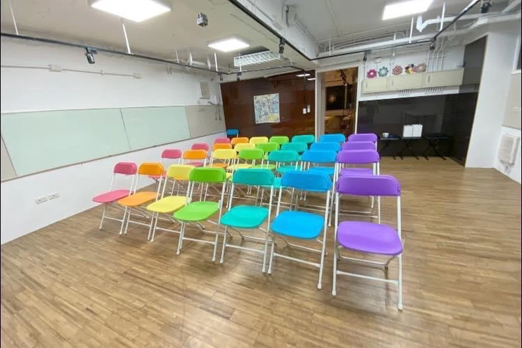 台北光復南路180全空間｜教室｜活動｜國父紀念館站1分鐘｜教室出租｜2架鋼琴＋可書寫白板｜彈性桌椅配置🎹