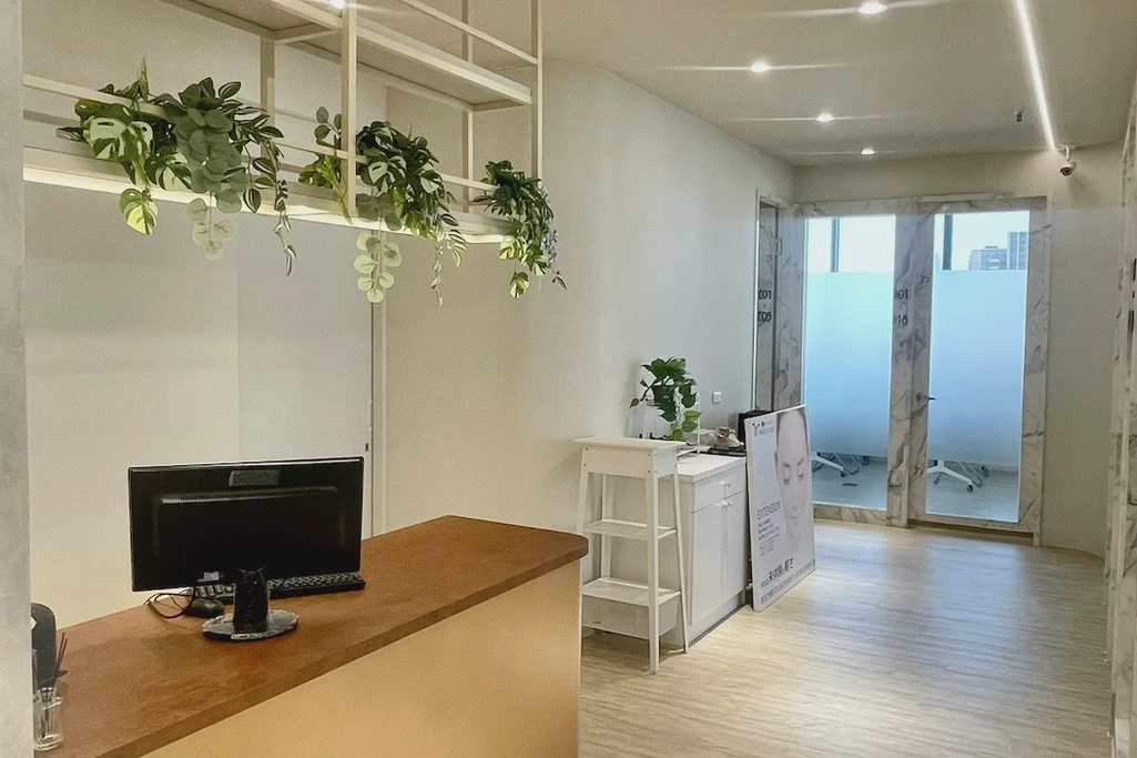 高雄車站走路7分鐘｜質感大理石隔間｜接待櫃台｜綠植佈置🌿適合拍攝｜簡約風格空間｜晨月