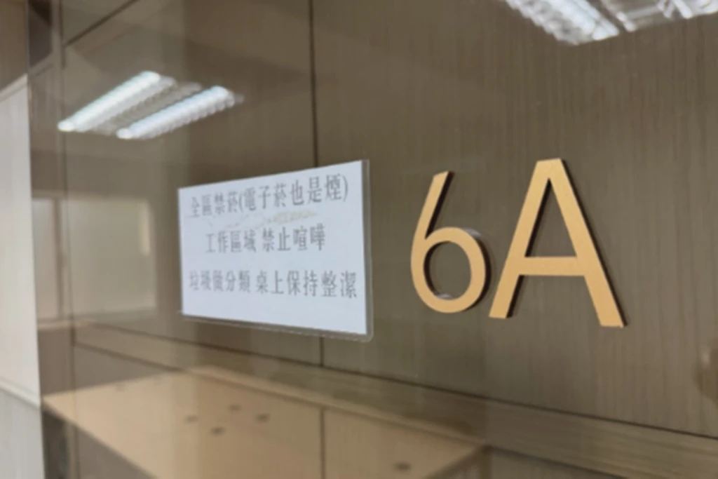 🚇松江南京站步行2分鐘｜適合會議、手作、桌遊、活動｜玻璃隔間靜謐空間｜可攜帶外食🍱｜工業風木質地板✨｜6A