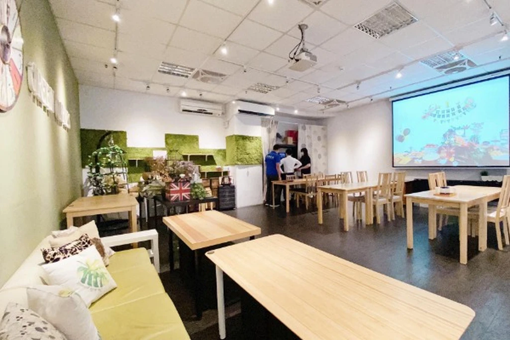 自由佈置活動空間｜含飲料｜35人場地｜白板投影｜桌椅多種擺設