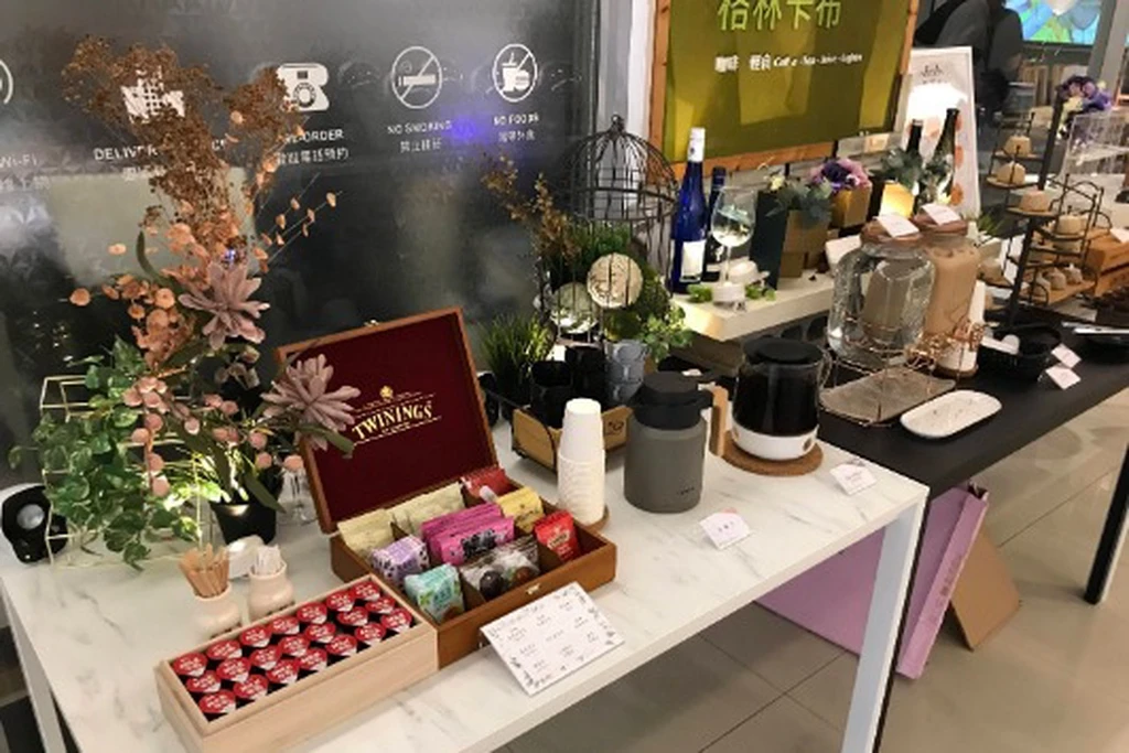 自由佈置活動空間｜含飲料｜35人場地｜白板投影｜桌椅多種擺設