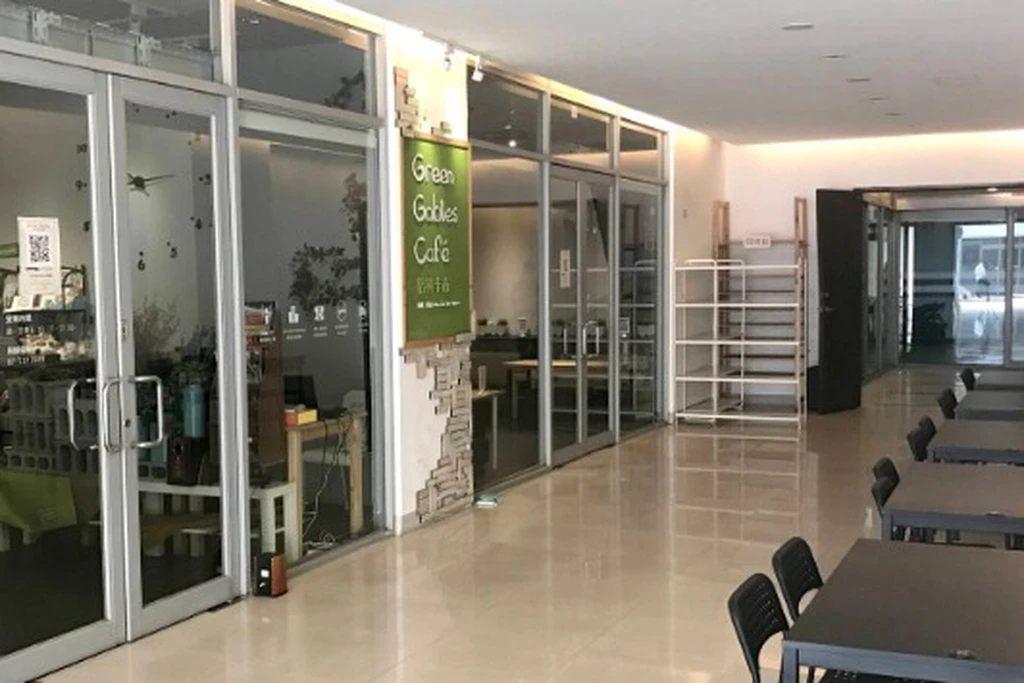 自由佈置活動空間｜含飲料｜35人場地｜白板投影｜桌椅多種擺設