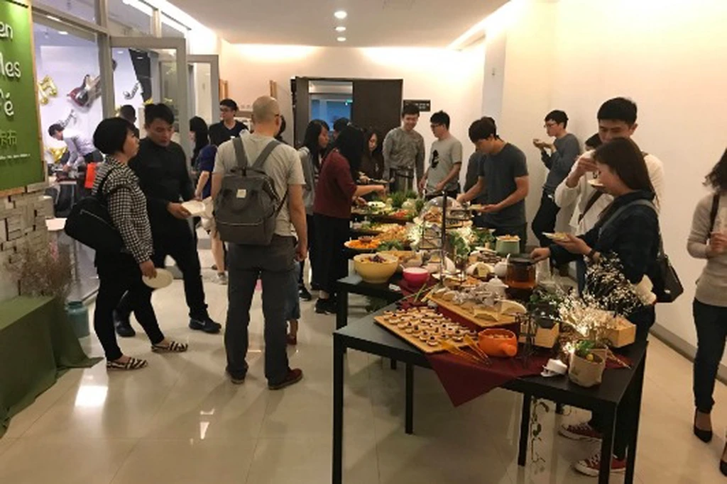 自由佈置活動空間｜含飲料｜35人場地｜白板投影｜桌椅多種擺設