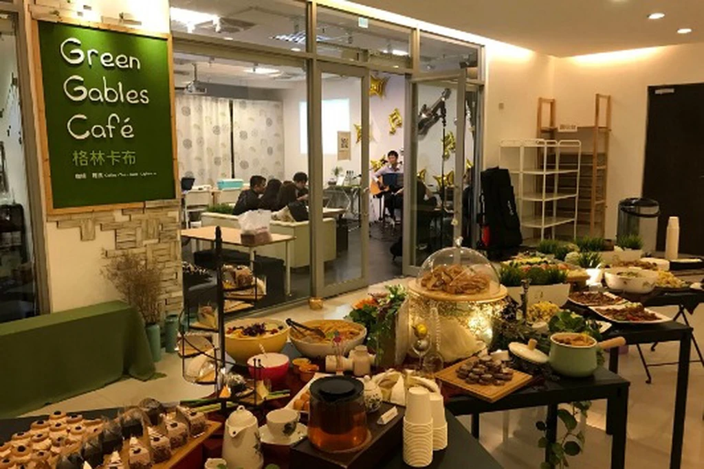 自由佈置活動空間｜含飲料｜35人場地｜白板投影｜桌椅多種擺設