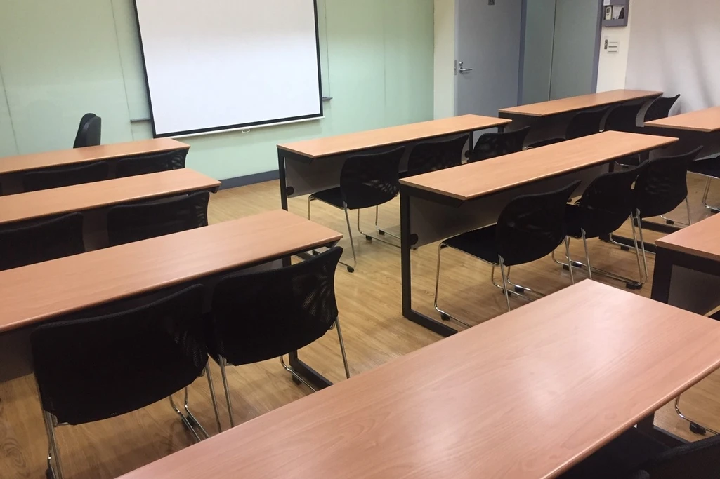 高雄館信義國小站大教室｜捷運5分鐘｜簡約木質風教室空間｜30人座位｜會議簡報首選
