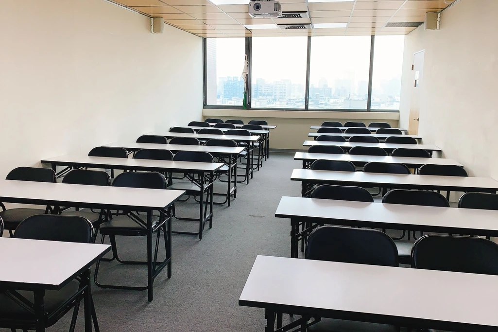 台中40人｜地點優｜距文華高中5分鐘｜教室會議講座｜中教室