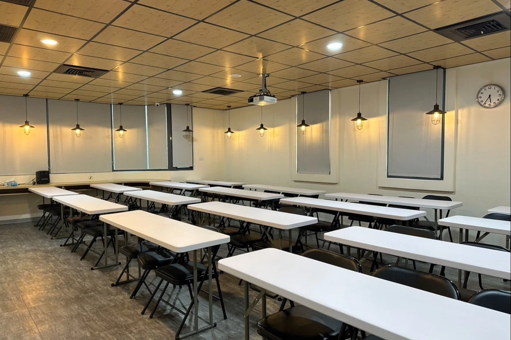 台中44人教室｜捷運文華高中5分鐘｜設備齊全｜適講座發表活動｜大教室