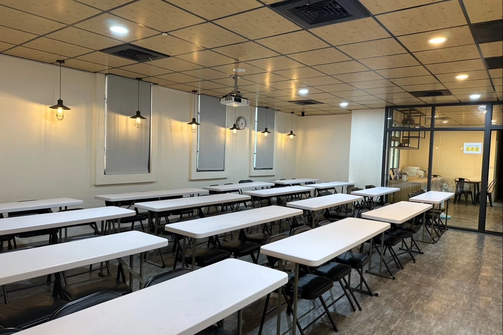 台中44人教室｜捷運文華高中5分鐘｜設備齊全｜適講座發表活動｜大教室