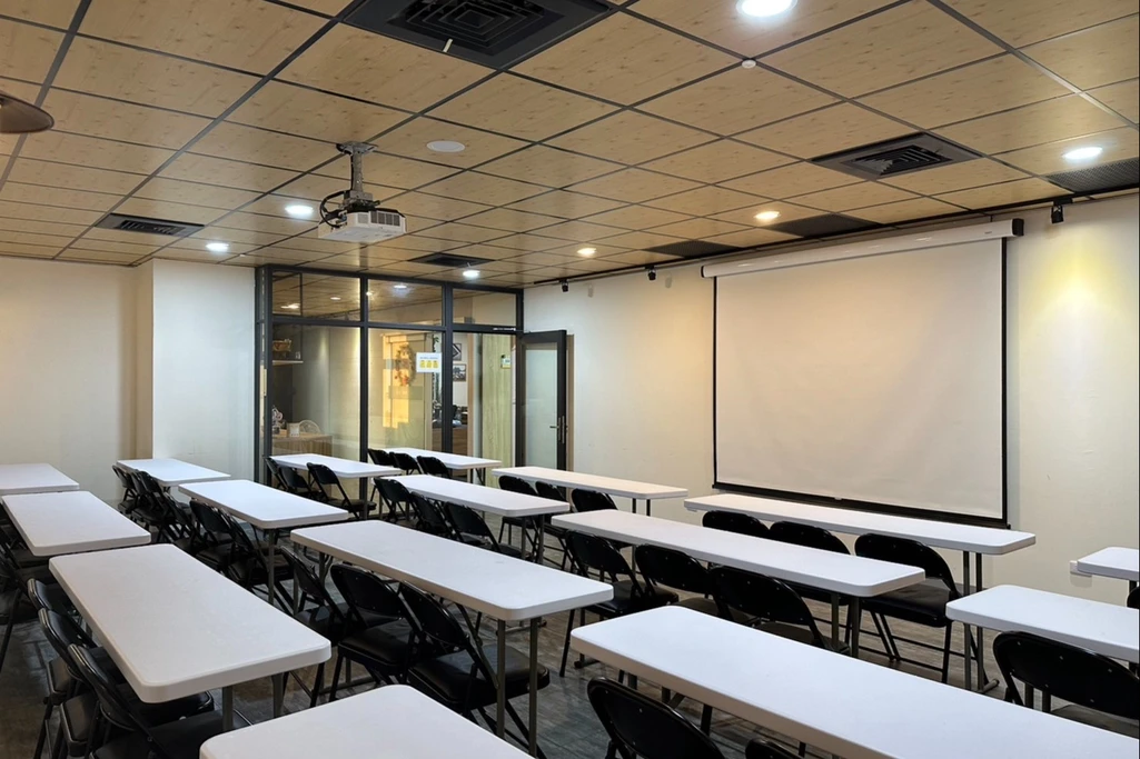 台中44人教室｜捷運文華高中5分鐘｜設備齊全｜適講座發表活動｜大教室