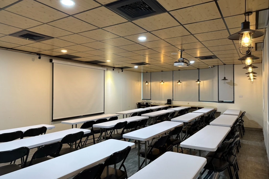 台中44人教室｜捷運文華高中5分鐘｜設備齊全｜適講座發表活動｜大教室