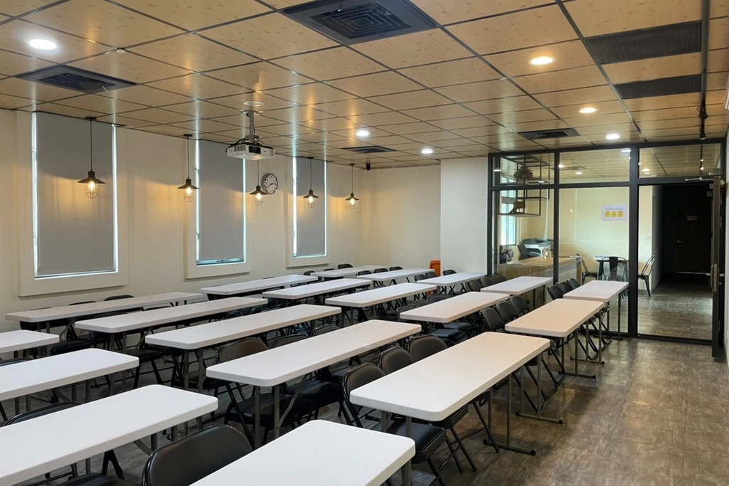 台中44人教室｜捷運文華高中5分鐘｜設備齊全｜適講座發表活動｜大教室