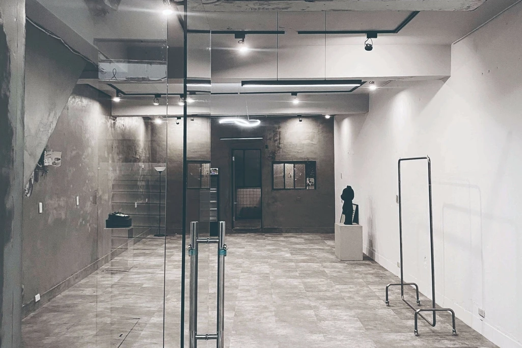 赤峰街邊店面｜🚉中山站步行5分鐘｜展覽文藝｜活動｜展示桌椅｜玻璃門面｜工業風｜空間寬敞｜可60人