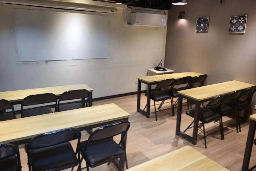 課桌面向白板