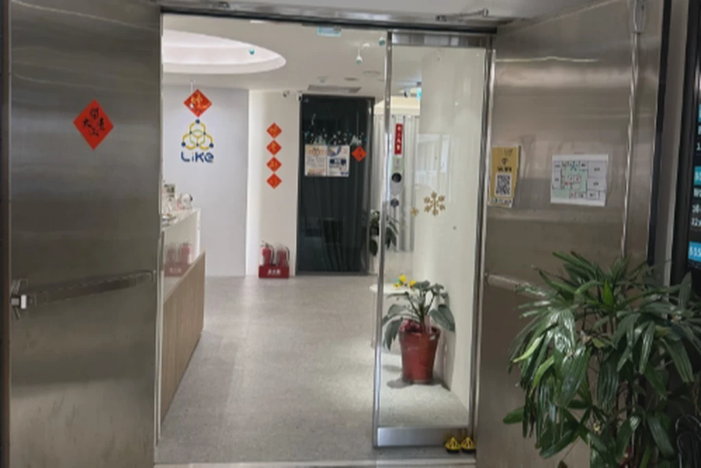 🚉台北車站步行3分鐘｜容納41人｜課程講座、商務會議、直播拍攝皆宜｜空間彈性高｜4小時費用｜808空間