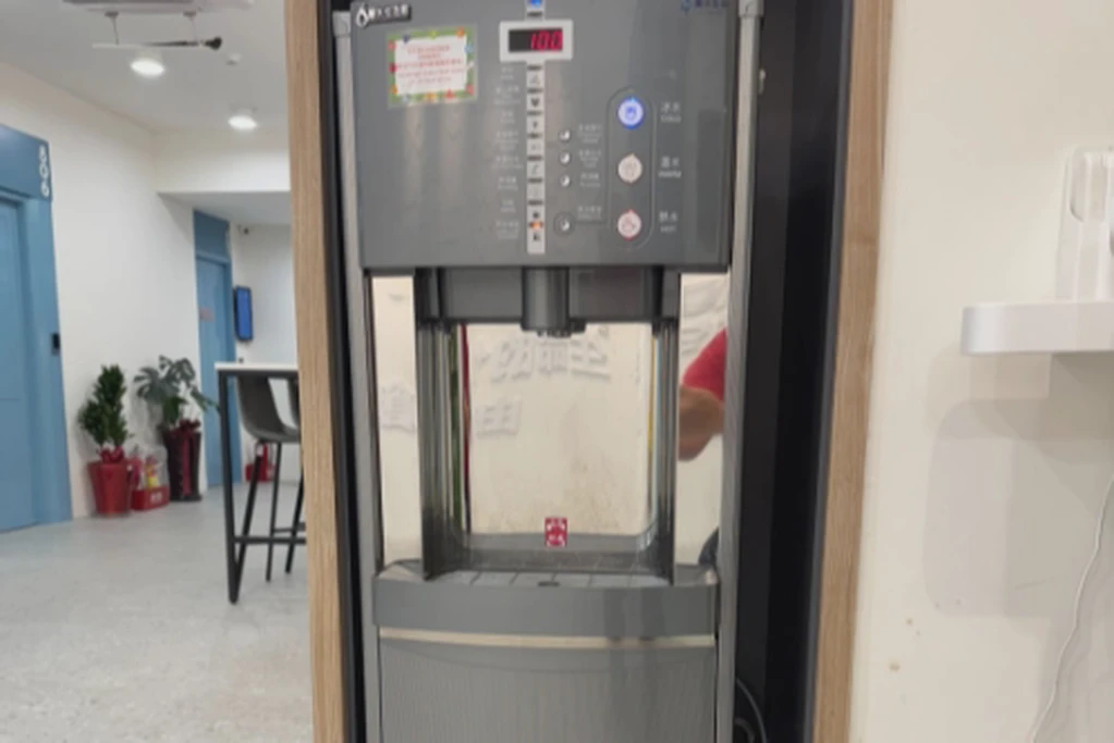 🚉台北車站步行3分鐘｜容納41人｜課程講座、商務會議、直播拍攝皆宜｜空間彈性高｜4小時費用｜808空間