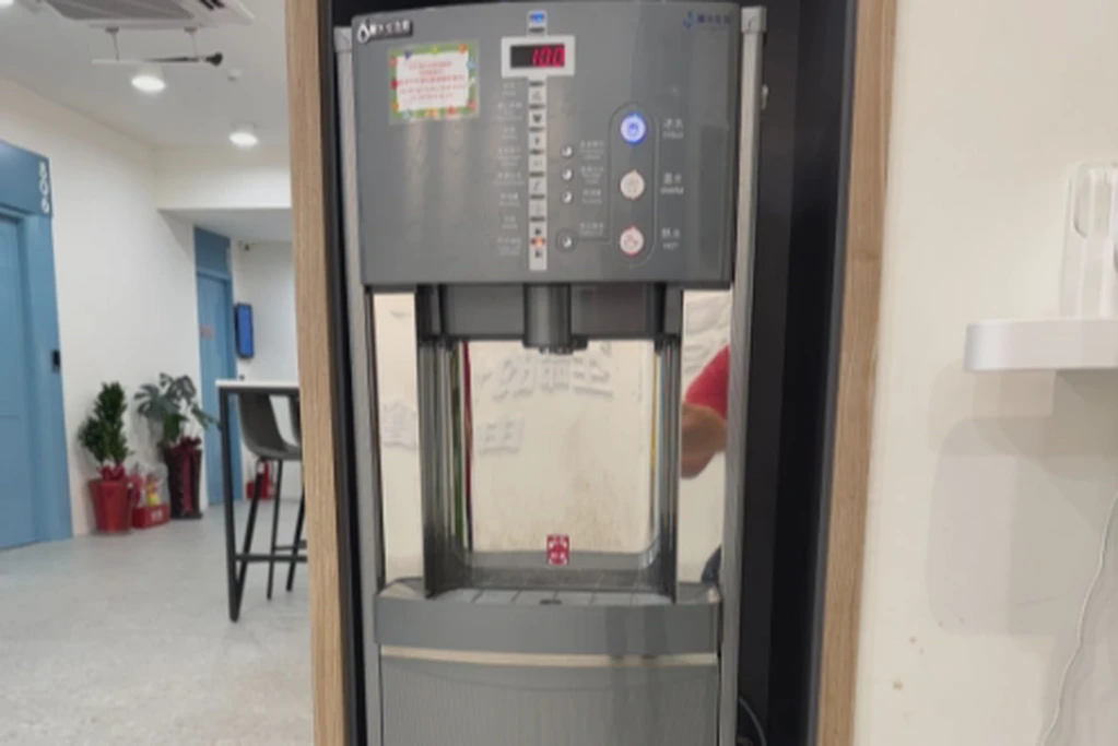 🚇台北車站步行3分鐘｜64人｜專業講座會議課程空間｜附投影布幕、音響麥克風、微波爐、列印機｜806