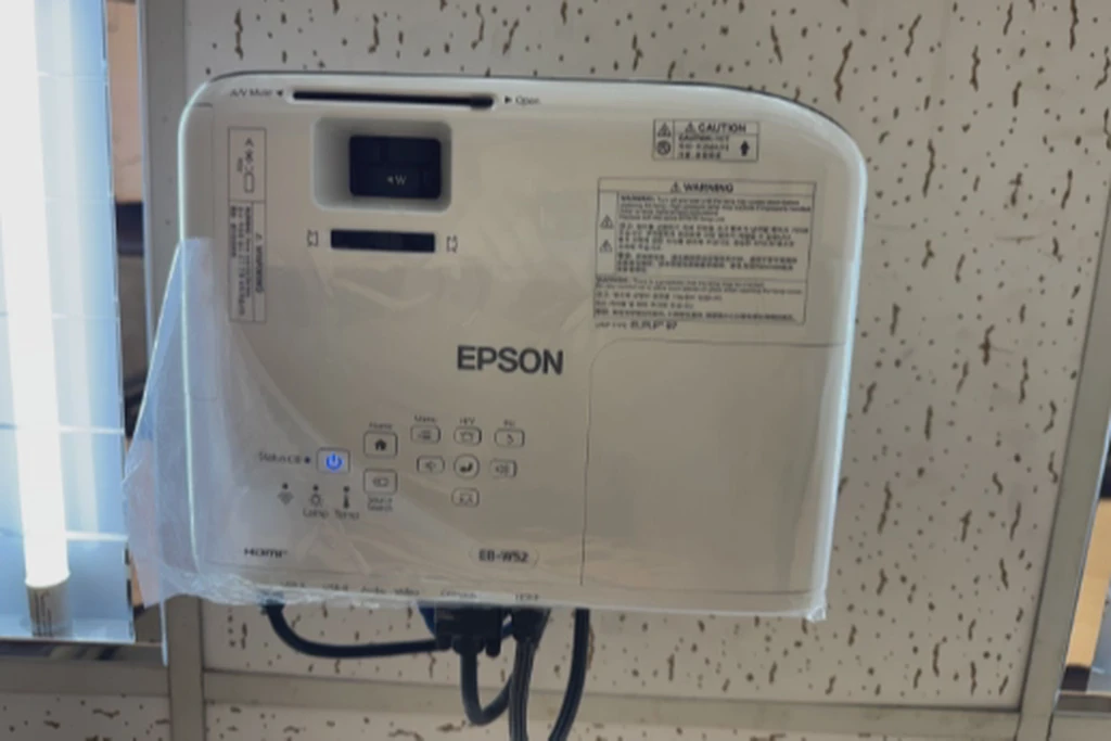 台電大樓站步行5分鐘多功能大教室｜40人｜附投影設備｜教學會議首選🏫｜整潔明亮｜備冷氣、白板、音響、麥克風🔊🎤