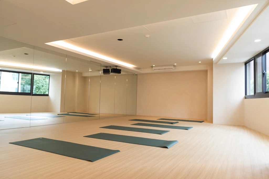 忠孝敦化站國父紀念館站4分鐘｜專業瑜珈鏡牆｜空間寬敞舒適🧘｜附茶水間❄️｜全新裝潢