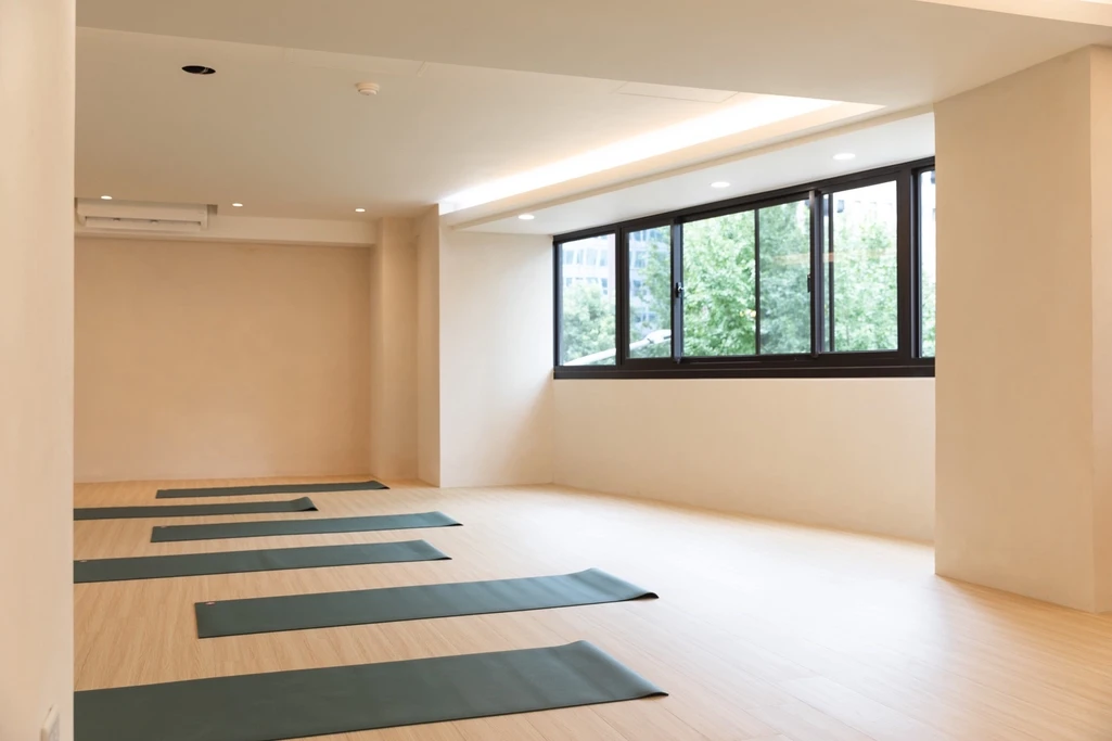 忠孝敦化站國父紀念館站4分鐘｜專業瑜珈鏡牆｜空間寬敞舒適🧘｜附茶水間❄️｜全新裝潢