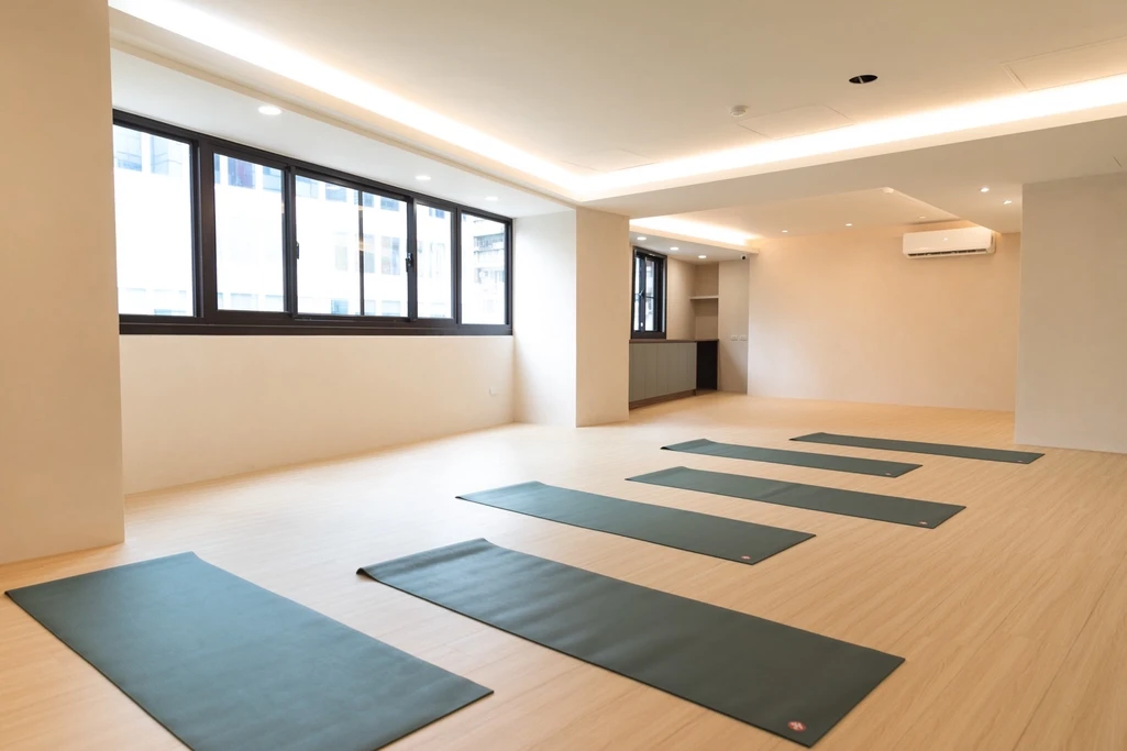 忠孝敦化站國父紀念館站4分鐘｜專業瑜珈鏡牆｜空間寬敞舒適🧘｜附茶水間❄️｜全新裝潢