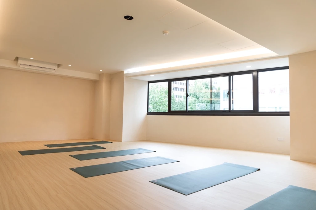 忠孝敦化站國父紀念館站4分鐘｜專業瑜珈鏡牆｜空間寬敞舒適🧘｜附茶水間❄️｜全新裝潢