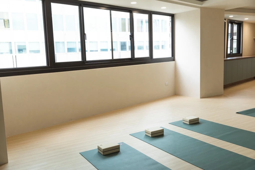 忠孝敦化站國父紀念館站4分鐘｜專業瑜珈鏡牆｜空間寬敞舒適🧘｜附茶水間❄️｜全新裝潢