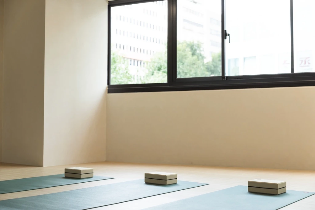 忠孝敦化站國父紀念館站4分鐘｜專業瑜珈鏡牆｜空間寬敞舒適🧘｜附茶水間❄️｜全新裝潢