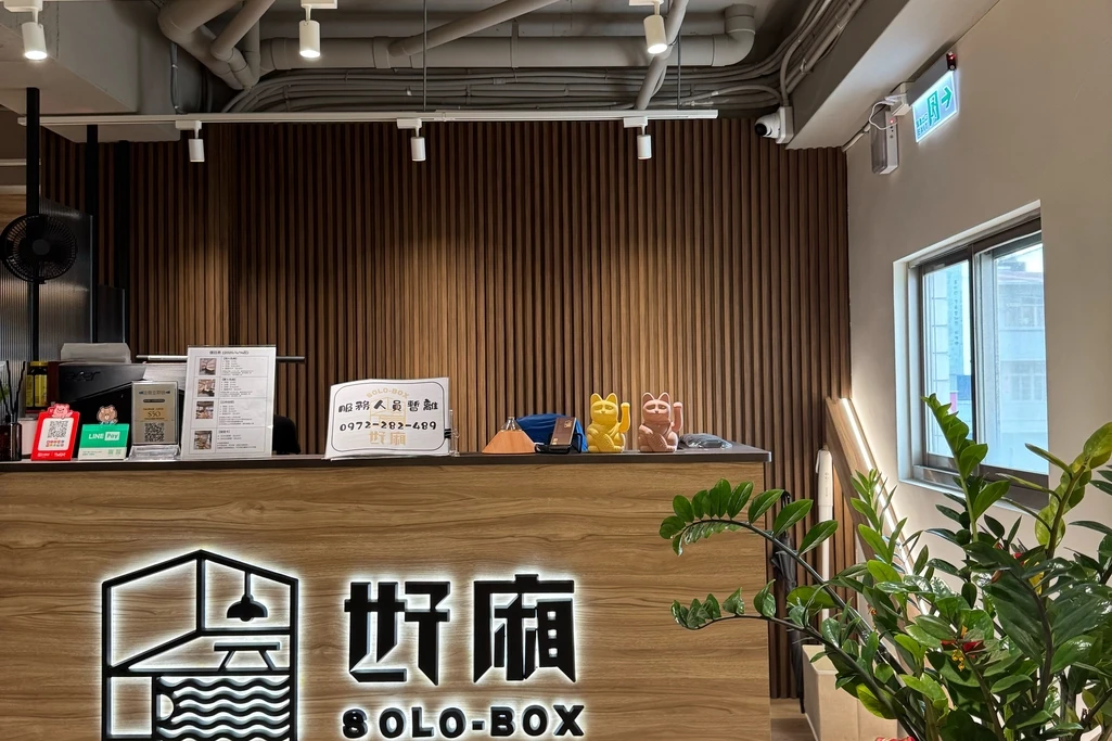 🌿 捷運三民高中站｜免費自助吧｜大採光｜高速WIFI＋人體工學椅｜辦公自修耍廢｜雙人包廂2**請務必詳閱空間