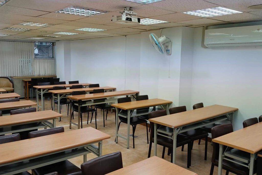 台電大樓站步行5分鐘多功能大教室｜40人｜附投影設備｜教學會議首選🏫｜整潔明亮｜備冷氣、白板、麥克風
