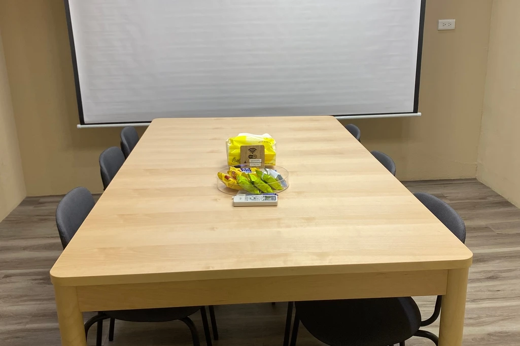 🏢 信義安和站步行1分鐘｜高速網路｜安靜封閉空間｜錄影訪談會議皆適用📷📌｜6‑8人獨立會議室 空間 A
