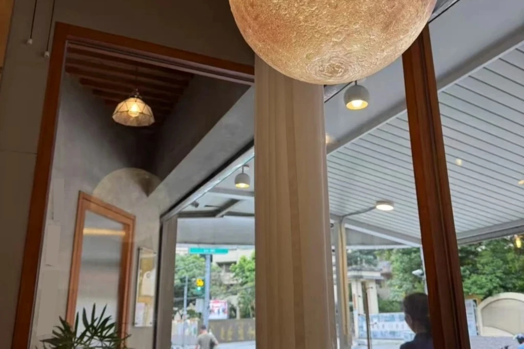 🚶‍♂️ 板橋江子翠站8分鐘｜🪟 一樓方便｜🌿 自然光＋隔音好｜🎉 包場不受干擾｜📶 質感空間｜文聖99
